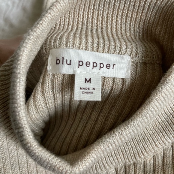NWOT Blu Pepper Cropped Ribbed Mock Neck Sweater Size M - Picture 7 of 7